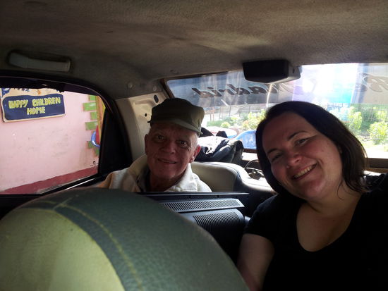 Hans und Conny im Auto, los geht es zum Treffen mit dem Architekten