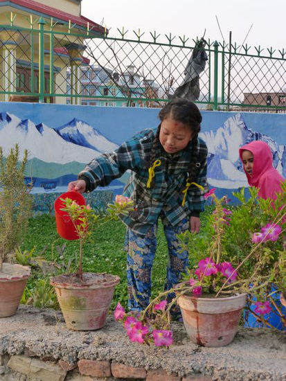 Dolma kümmert sich um die Blumen