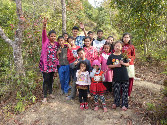Conny unternimmt eine Wanderung mit den Kindern - man beachte die tollen Wanderschuhe! 