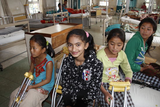 die Kinder sind fröhlich, trotz der Schmerzen und Anstrengungen wissen sie, dass sie ein besseres Leben vor sich haben.