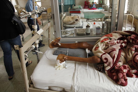 ein ganz schlimmer Fall, das Kind wird nach Monaten der Behandlung zum ersten Mal richtig stehen und gehen lernen müssen.