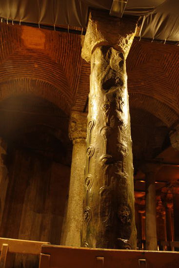 Die weinende Säule sieht durch die Feuchtigkeit aus als würde sie tatsächlich weinen.