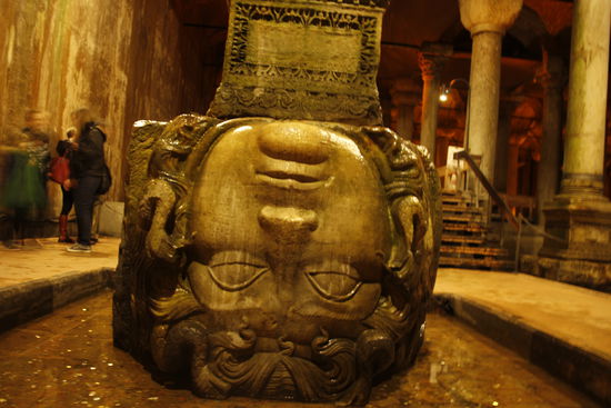 in der südwestlichen Ecke befinden sich 2 Medusenhäupter, die als Sockel verwendet wurden. Sie sind ein Meisterwerk der römischen Bildhauerei.
Vermutet wird das diese Köpfe tatsächlich einfach als Sockel verwendet wurden, es gibt jedoch verschiedene Legenden weshalb Medusa sich hier befindet.