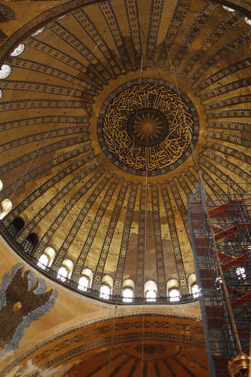 hier sieht man rechts das Baugerüst