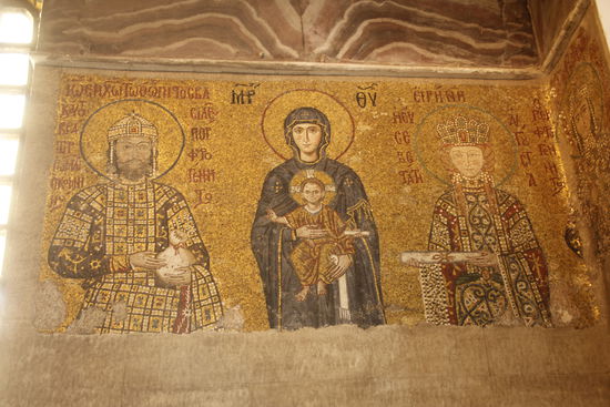 Diese Bild zeigt die thronende Maria mit segnenden Christuskind zwischen Kaiser Johannes II. und Kaiserin Irene.