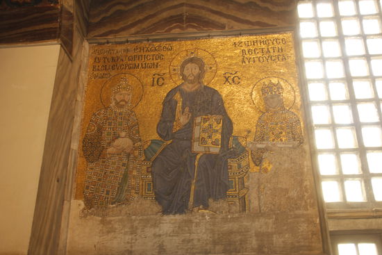 Dieses Mosaik zeigt Jesus Christus mit Constantine IX Monomachus und Kaiserin Zoe