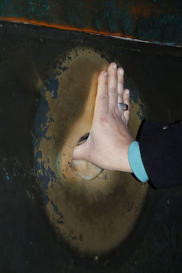 The weeping Column - Die Legende sagt, dass man den Daumen in das Loch stecken und die Hand einmal komplett herum drehen muss um Glück zu erhalten.