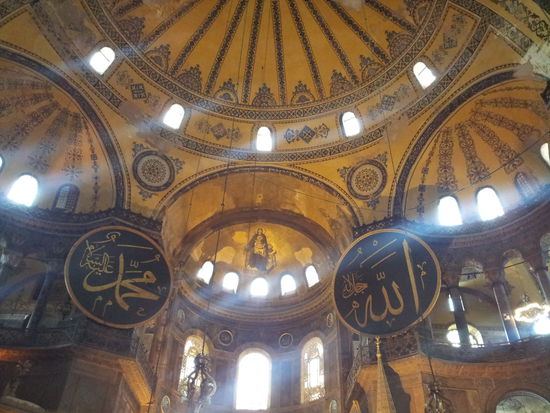 Auf diesen 2 Schildern stehen die Namen Muhammad und Allah.
Mittendrin in der Kuppel ist ein Bilder der Maria mit dem Jesuskind