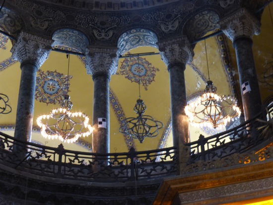 Auf der Empore mussten sich sowohl während der byzantinischen Kaiserherrschaft, also auch zur Zeit der muslimischen Sultane, die Frauen aufhalten.