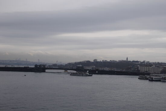 vor uns die Galata-Brücke