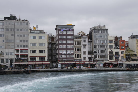 von der Fähre aus sieht man unser Hotel, das direkt am Wasser liegt
