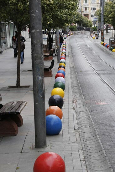 Sie Straßenbahn ist mit bunten Kugeln abgetrennt und markiert!
