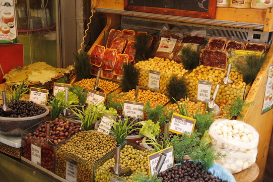 Auch frische Oliven finden wir in einem der Shops