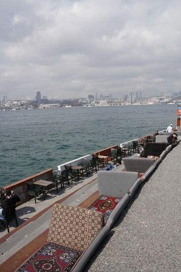 Wir sehen auch immer wieder solche kleinen Cafes direkt an der Promenade