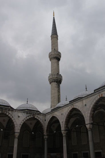Im Innenhof der blauen Moschee