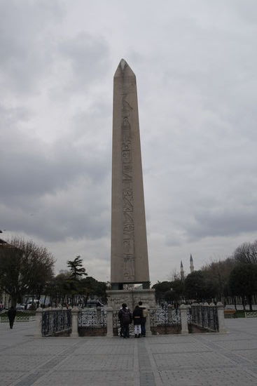 Auf dem Hippodrom, nordwestlich der Moschee steht der fast 20m hohe ägyptische Obelisk Dikilitas. Er stammt ursprünglich  aus der Tempelstadt Karnak und ist auf das 15Jh.v.Chr. datiert. Geschmückt wird er durch Hieroglyphen die den Pharao Thutmosis III und den Gott Amun nennen.