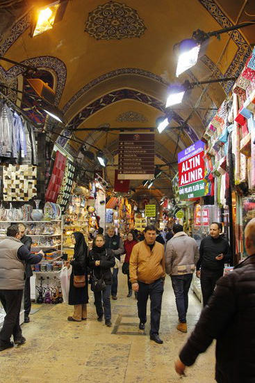 Im Inneren sind jede Menge Gänge und kleine Läden links und rechts. Sogar verlaufen kann man sich hier bei all den verwinkelten Wegen.