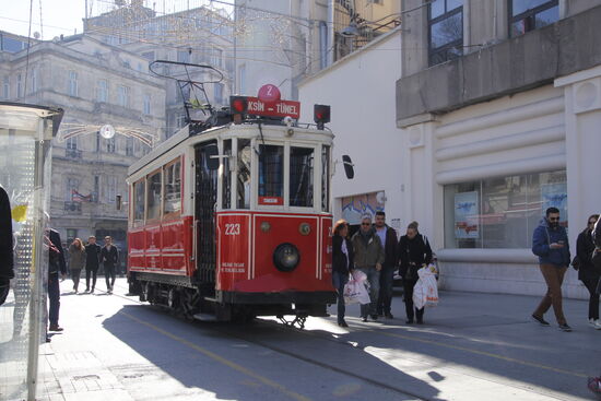 Mit der Straßenbahn geht es bis zum Taksim Platz und zu Fuß zurück.