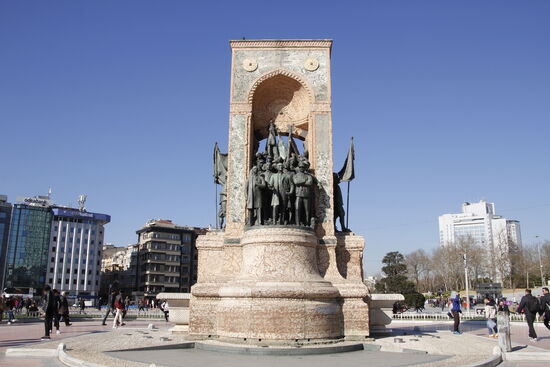 Das 11 Meter hohe "Denkmal der Republik" am Taksim-Platz