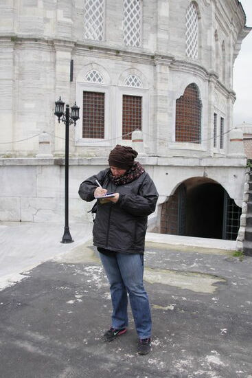 Conny fleißig am mit notieren