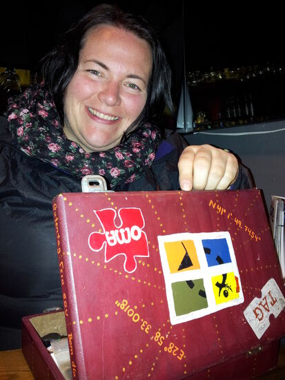 große Geocachingbox in einem Cafe...