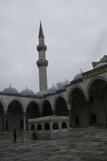 Innenhof mit Säulen aus Porphyr und Rosengranit