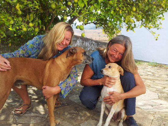 Hier sind die Beiden noch mit Ihren Zwei süßen Hunden, keine Angst die beißen nicht, auch nicht der große!