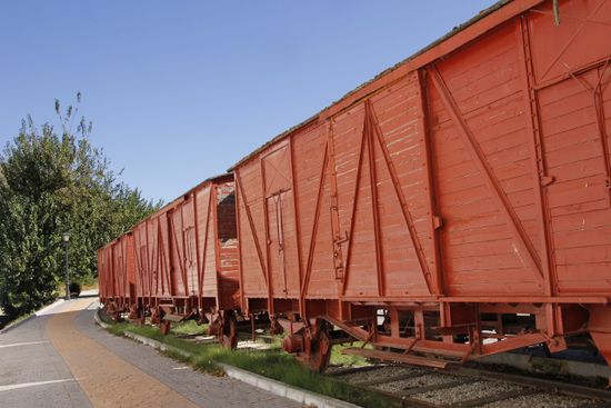 am Bahnhof Jimera stehen alte Zugabteile, leider war alles geschlossen