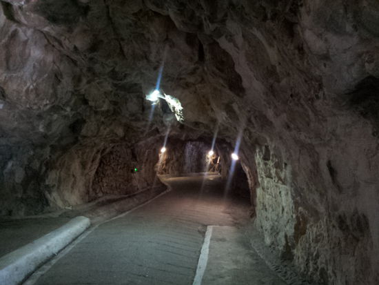 immer tiefer kommt man in den Tunnel