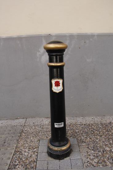 sogar auf den Straßenpfosten befindet sich das Wappen von Gibraltar