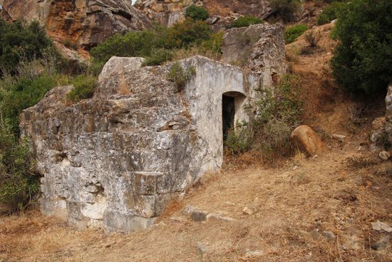 immer wieder trifft man auf verfallene Gebäude