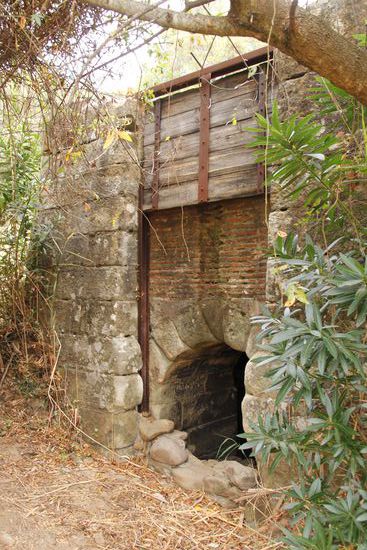 An dieser Stelle bin ich dann runter von der Straße und über den Fluß.
Hier sieht man noch einen der alten Schotte, mit denen der Wasser Zu- und Abfluss reguliert wurde.