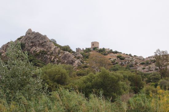die Burg ist von der anderen Seite aus in der Ferne zu sehen