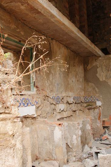 Hier im Inneren des Gebäudes sieht man an den restlichen Fließen das es vermutlich mal sehr schön aussah!