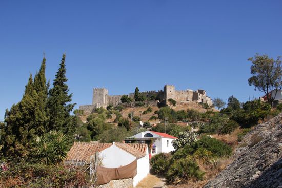 vom Parkplatz aus geht es hoch zur Burg