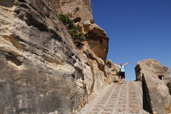 ....dann auf den Weg der direkt zur Burg führt.