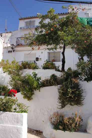 schmale Gassen führen durch den Ort bis hoch zur Burg