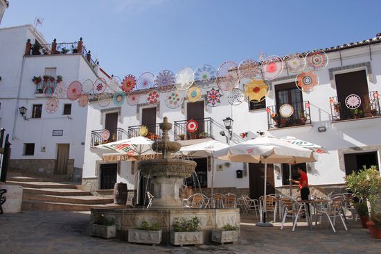 kleiner Platz in der Ortsmitte mit Restaurant und Brunnen
