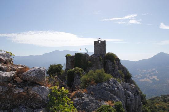 Die Reste der Burg, man kann bis zur Glocke rauf steigen.