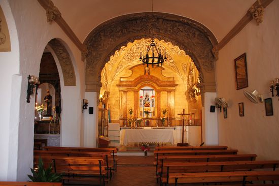 Wenn man dem Weg etwas weiter nach unten folgt kommt man zur Wallfahrtskirche Ermitá de Santo Niño, deren Inneres wunderschön ist.