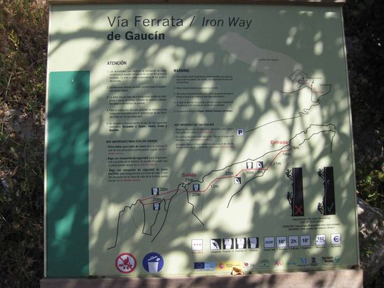 Beim Eingang auf der Kirchenseite geht auch ein Kletterparcour - Iron Way los. Für die Leute unter euch dir gern in Felsen rum kraxeln oder an Stahlseilen von einem Ende zum Anderen gleiten!
Ich würde mich da ja nicht rüber trauen, mir hat schon der Blick runter gereicht! 