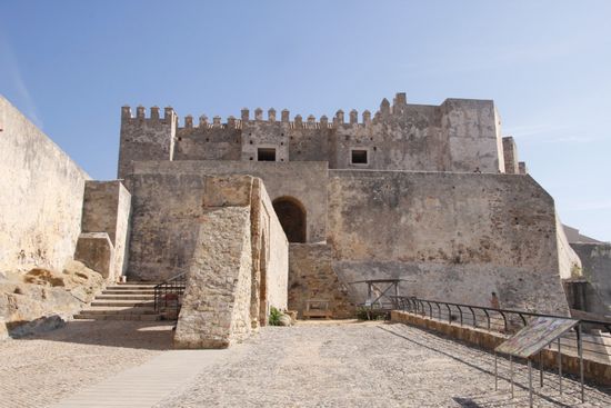 Castillo de Guzmán el Bueno