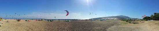 links und rechts, soweit das Auge sieht alles voller Kitesurfer