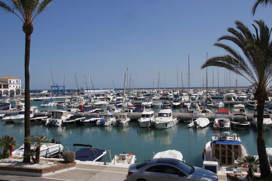 Vom Hafen aus geht es der wunderschönen Strandpromenade....