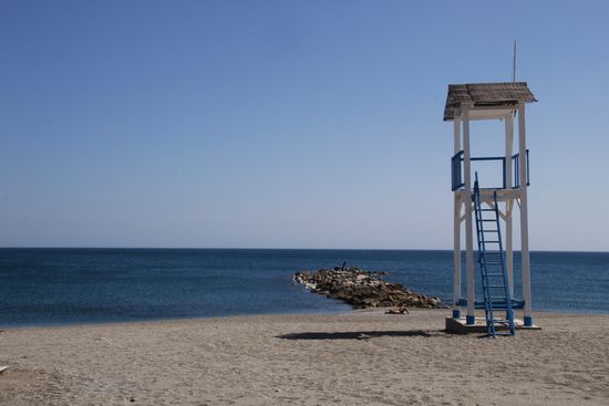 ...entlang, vorbei an einem schönen, fast menschenleeren Strand ...