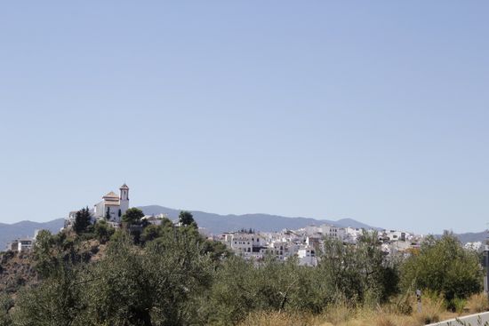 das erste weiße Dorf kommt in mein Blickfeld, ein toller Anblick mit der Kirche auf dem Hügel