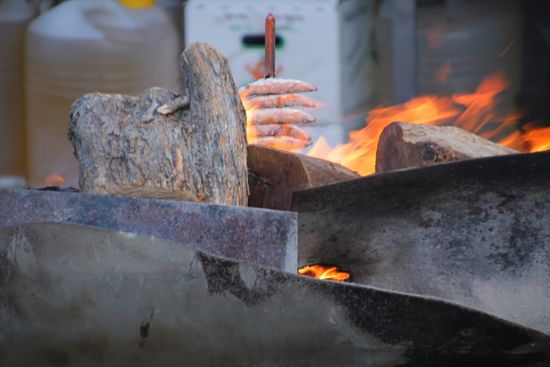 hier wird Fisch am offenen Feuer gebraten