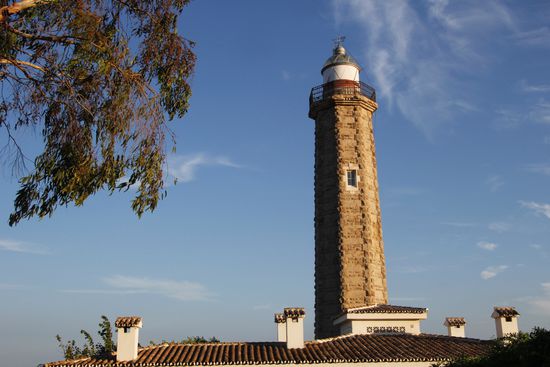 Der kleine Leuchtturm am Ende der Promenade in der Nähe des Hafens.
