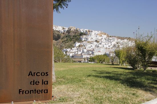Bereits im Jahr 1962 wurde die Altstadt des Dorfes zum nationalen Kunsthistorischen Erbe erklärt.
Der Zusatz „de la Frontera“ bedeutet übrigens an der Grenze. Im Fall von Arcos war damit die Grenze zwischen dem christlichen und dem maurischen Territorium gemeint.