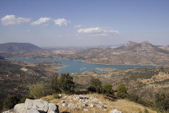 etwas weiter die Straße entlang hat man dann tolle Ausblicke auf den See bei Zahara.